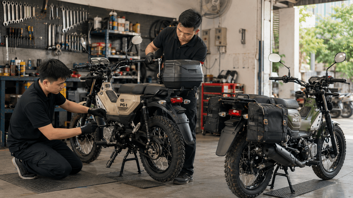 Kỹ thuật viên lắp baga và thùng Givi cho Yamaha PG-1